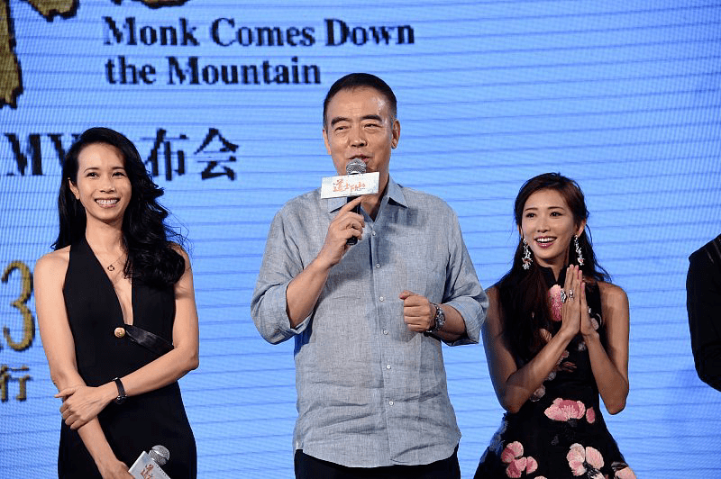 林志玲 林志玲真的很显嫩，和莫文蔚穿同色黑裙，穿的却更年轻