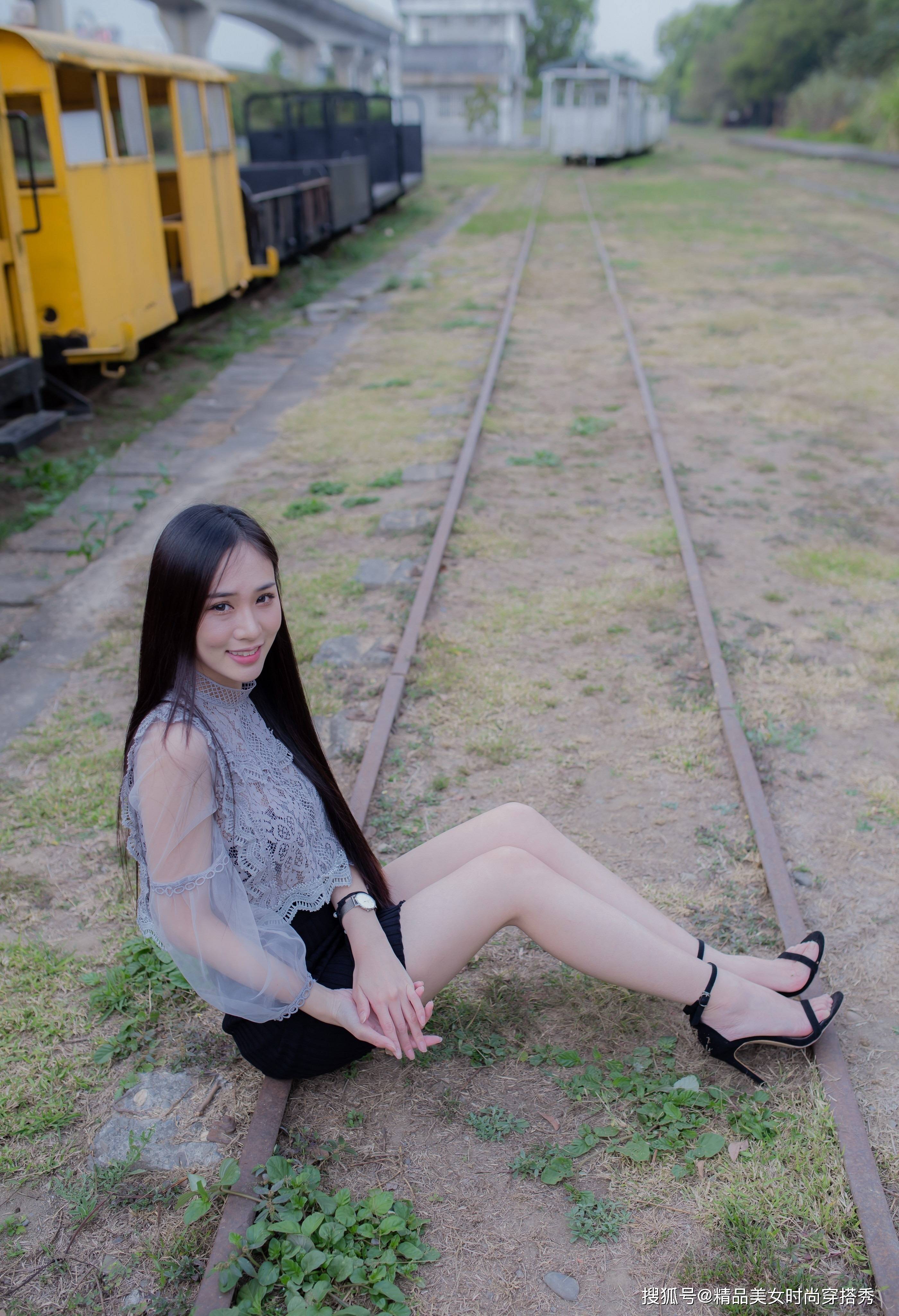 黑色 街拍：浅灰色的钩花蕾丝上衣，彰显着低调的华丽感