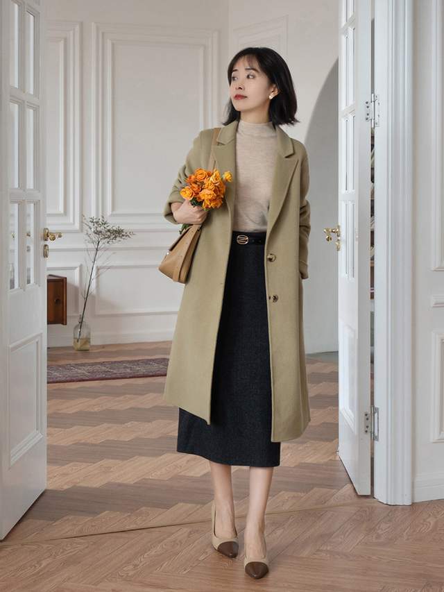 显得 秋季,奔四奔四的女人怎么穿风衣?搭配衬衫和牛仔裤,减龄又洋气