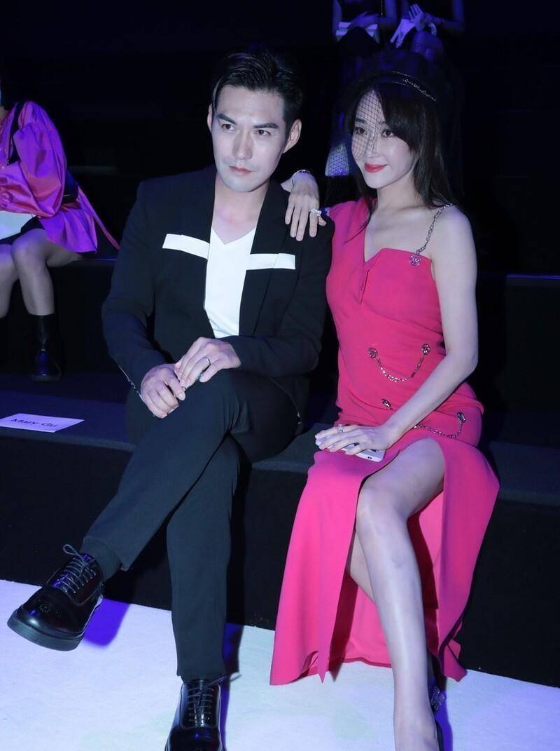 好身材 杜若溪和老公同框显得挺娇气,露肩露腿显身姿,气质挺耐看的