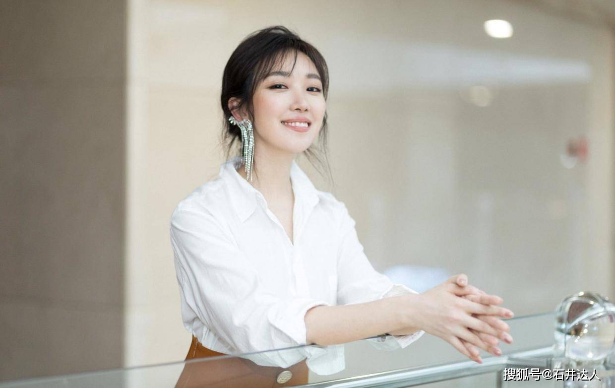 廓形 简约又很高级越是基础款的单品,对穿搭者的气质就会越挑剔