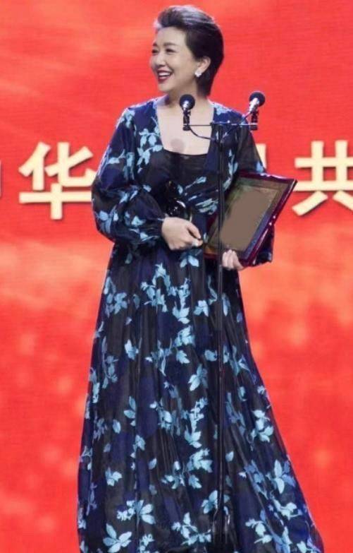 卫衣 54岁江珊挺会赶时髦，穿卫衣只留一边袖子，头发还染成紫色真洋气