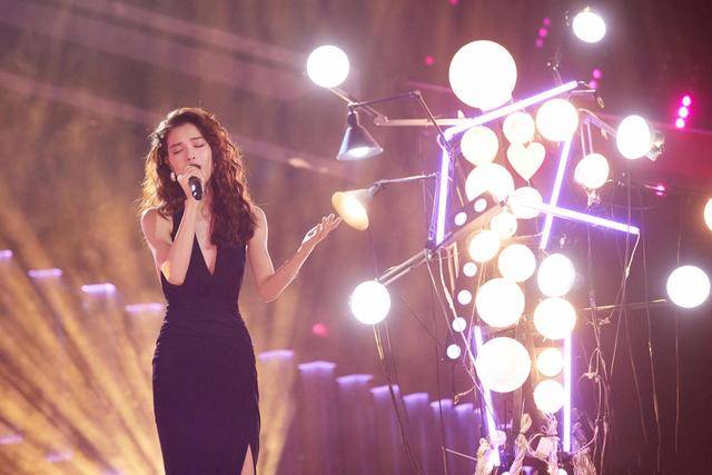 钟楚曦 钟楚曦一改往日御姐形象,穿西柚红印花裙清新甜美,尽显娇美温柔