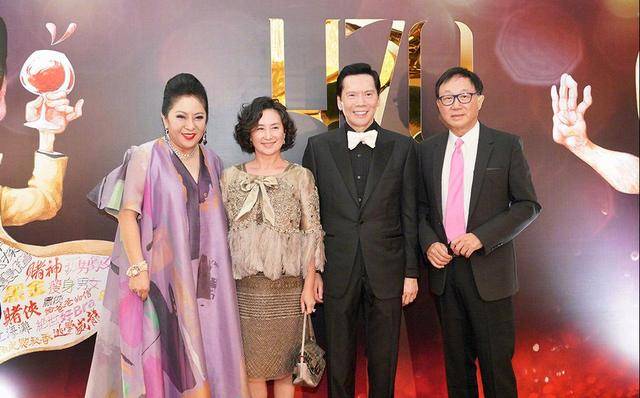 配饰 当向太与何超琼同框,终于明白微胖女人为什么爱穿花衣服,太贵气