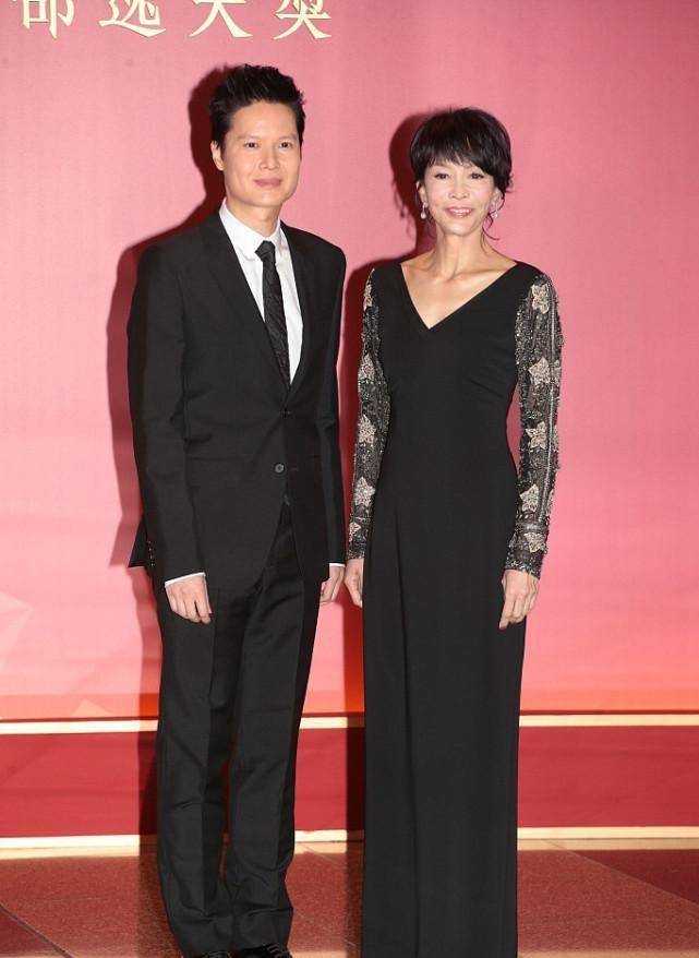 设计 郑裕玲都64岁了，可穿衣仍然按照小姑娘标准来，粉色花裙挺招摇