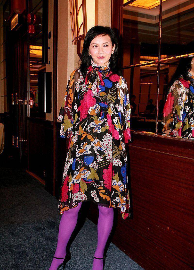 短裙 曾华倩也太懂保养了，穿得花里胡哨也不老气，难怪能成梁朝伟初恋