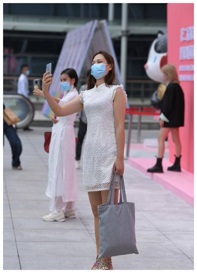 设计 白色波点旗袍,气质满满。很时髦