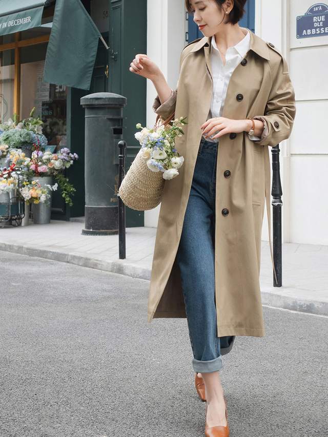 显得 秋季,奔四奔四的女人怎么穿风衣?搭配衬衫和牛仔裤,减龄又洋气