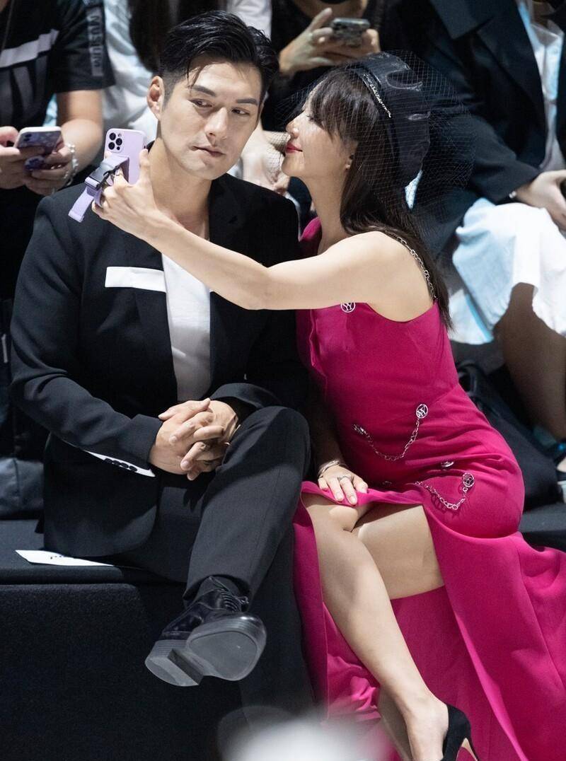 好身材 杜若溪和老公同框显得挺娇气,露肩露腿显身姿,气质挺耐看的