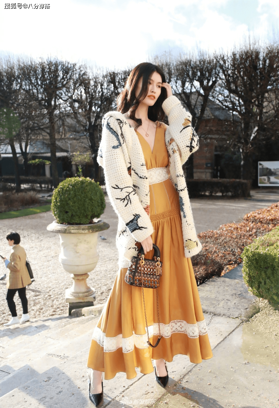身材 何穗衣品开挂了,印花毛衣搭“奶油裤”,身材又高又瘦真是惹人羡