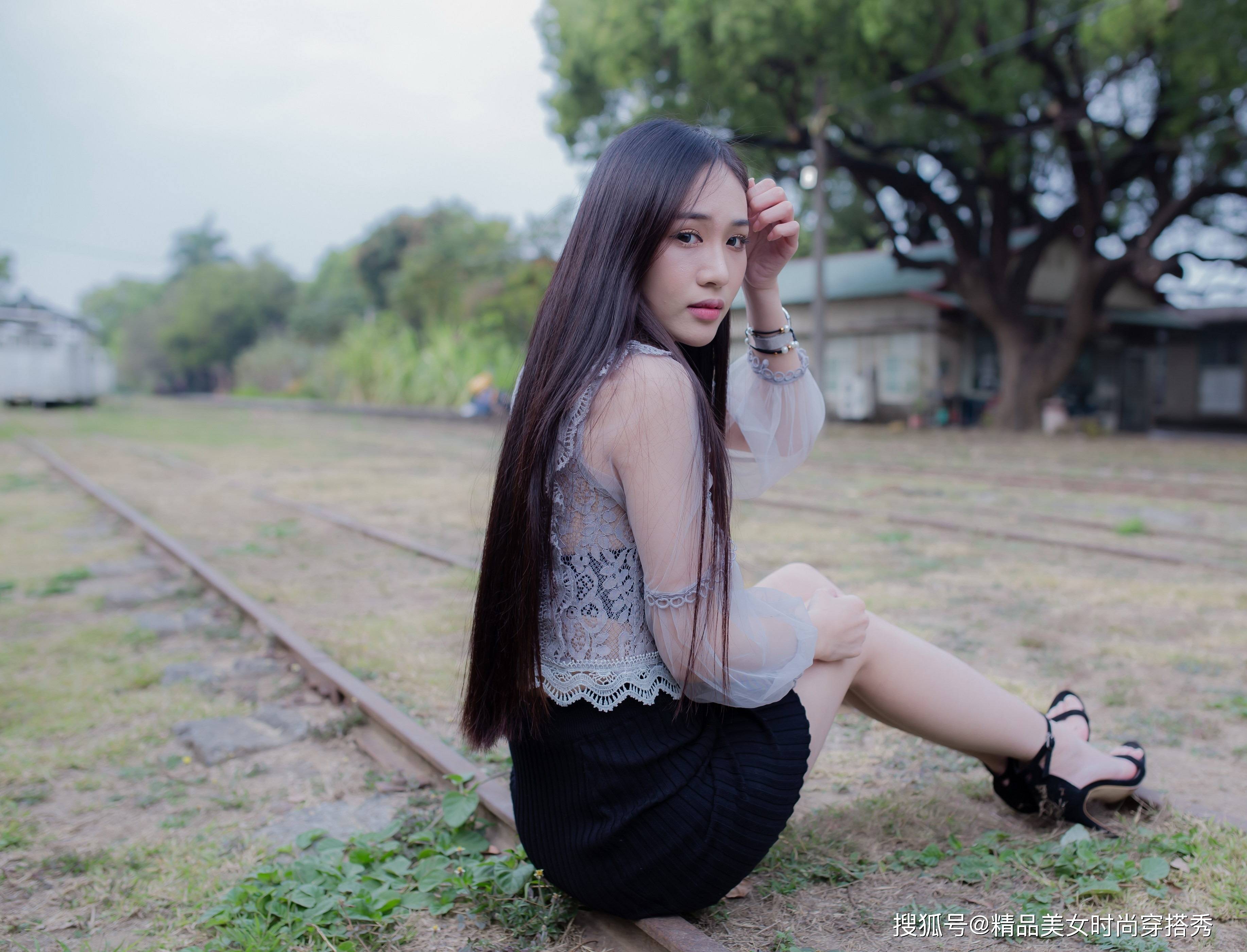 黑色 街拍：浅灰色的钩花蕾丝上衣，彰显着低调的华丽感