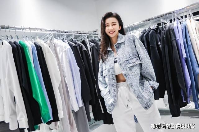 张曼源 亚洲最美篮球主播张曼源以“身”作则，将普通t恤穿出了个性