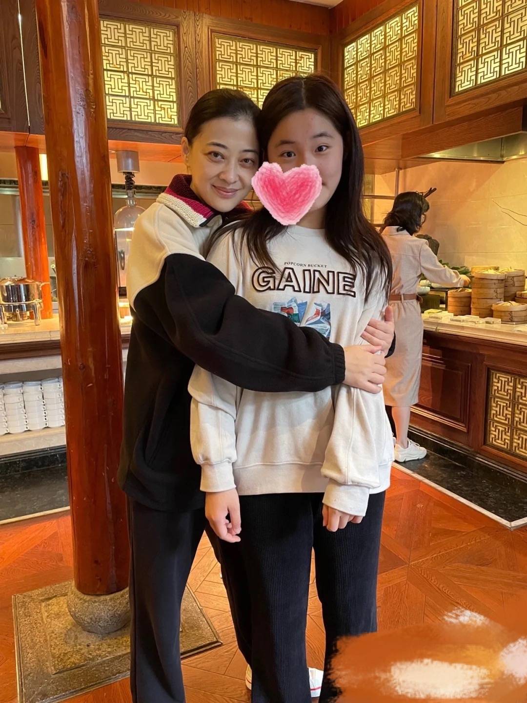 皱纹在乌镇偶遇梅婷合影，素颜眼纹多黑眼圈重，明星漂亮都是包装的！