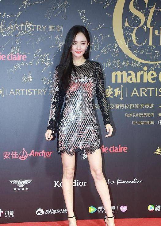 渔网 杨幂不愧是时尚界女王，穿渔网裙加上亮片，“风尘装”穿出优雅味