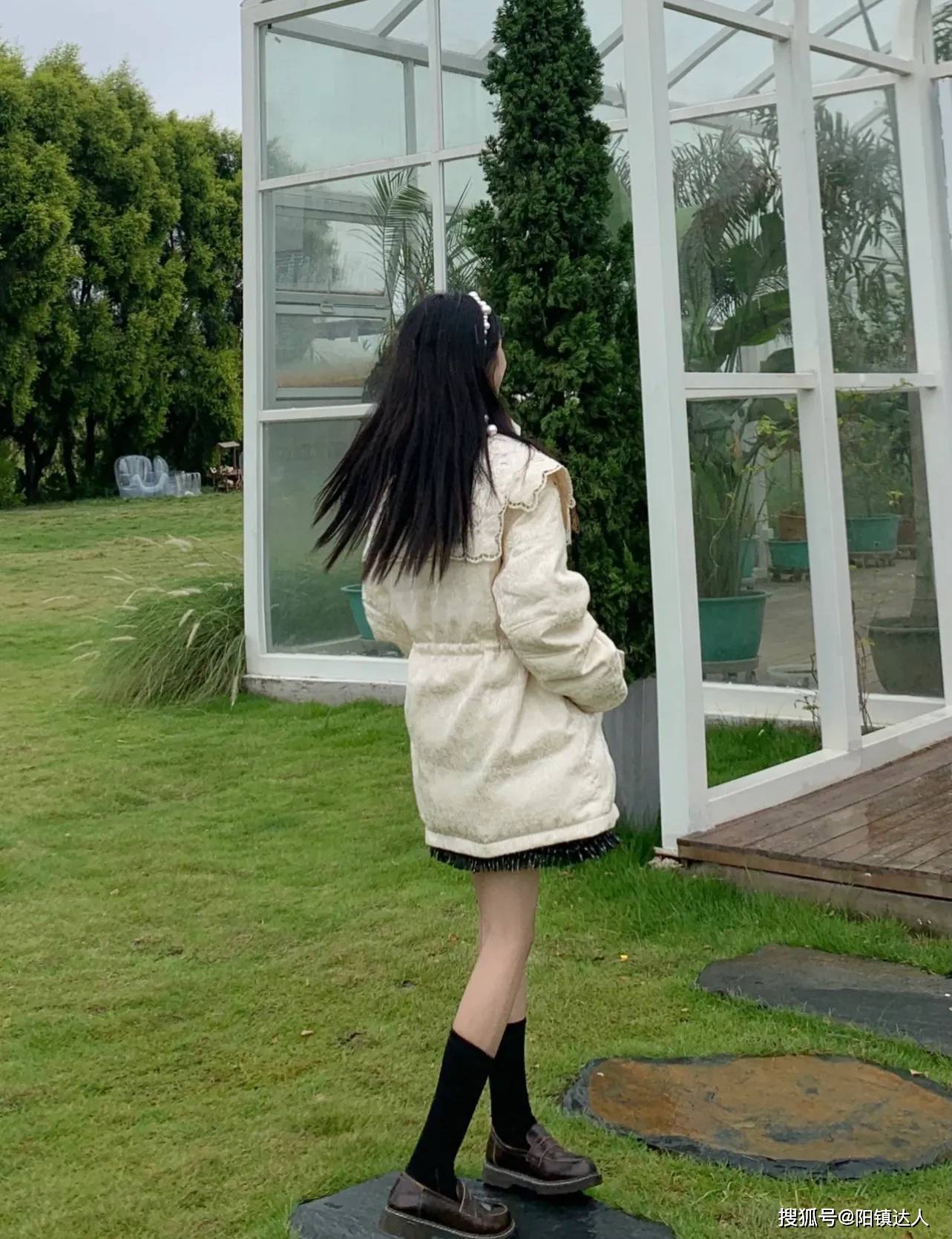 感觉 浪漫唯美的羽绒服，穿上太淑女了~上面有很细致立体的蕾丝花纹