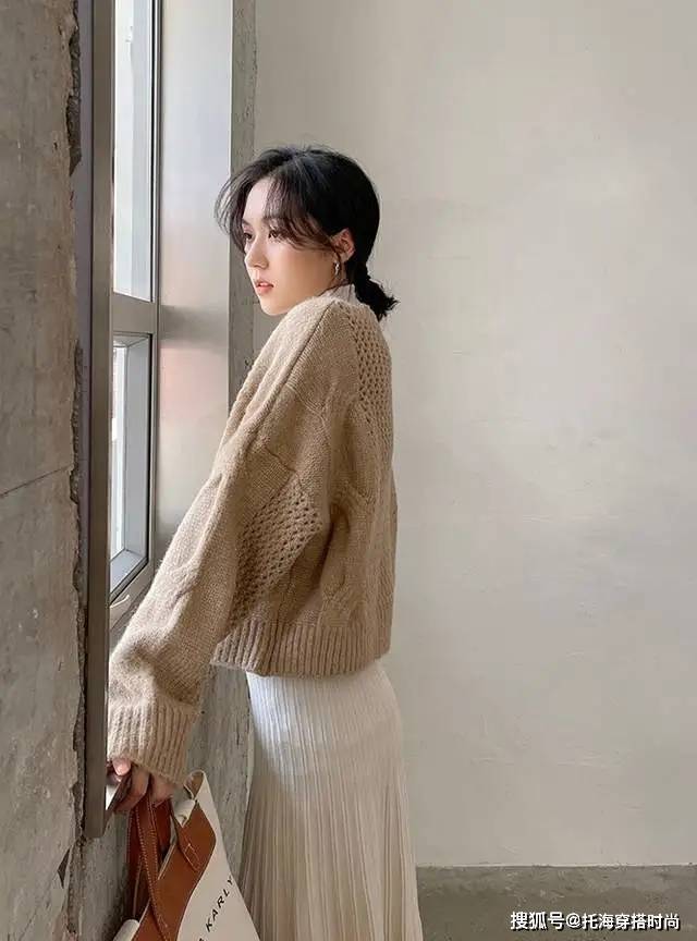 设计 毛衣是秋季很好的搭配单品，可单穿、可外穿、可内搭