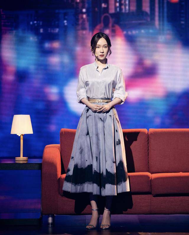 套装 霍思燕的时尚真难懂，小香风套装贵妇范十足，脚踩人字拖真接地气