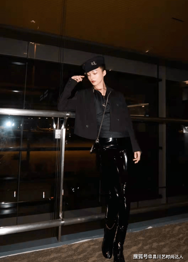 黑色 张韶涵气质真不是盖的,白色西装配黑色短裤简约干练,很有霸气感