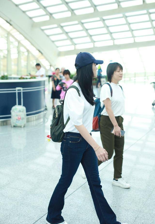 双肩包 姚晨真不愧是气质女神,穿基础款白T恤搭配牛仔裤,简约又洋气