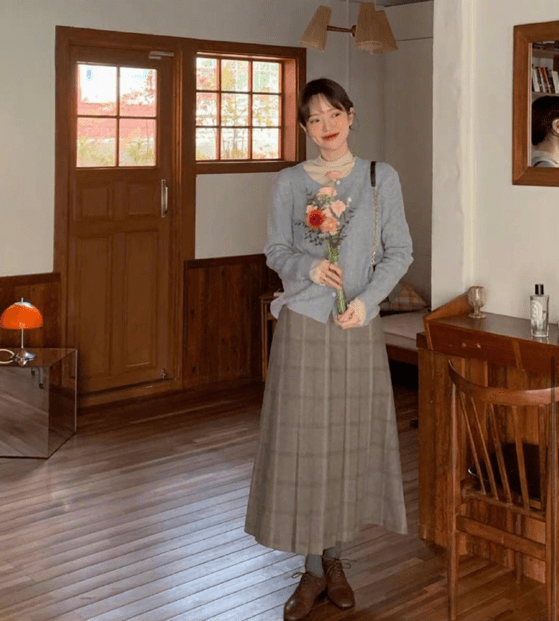 感觉 韩国小姐姐碎花裙配衬衣，温柔又很减龄