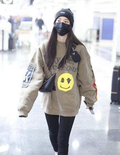 娜比 为了美拼了!欧阳娜娜冬天穿九分裤露脚踝,167身高还嫌腿不够长