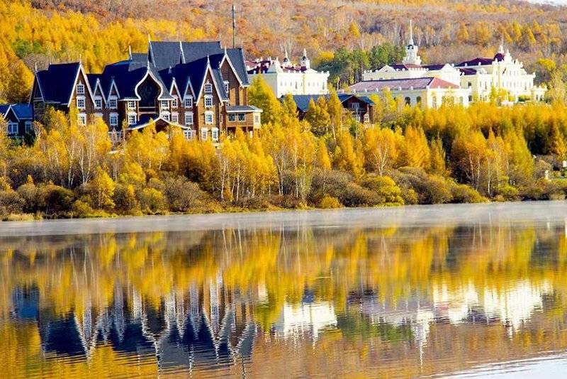 东北这座以河流命名的边境小城，如今秋色正浓，一片金黄！