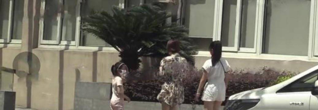设计 马伊琍和俩女儿出门，她穿连体裤腿比女儿还要细，身材保养真不错