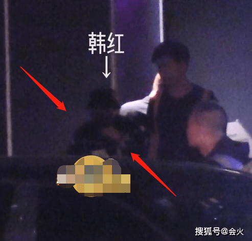 牛仔服 50岁韩红深夜现身酒吧！打扮浮夸派头十足，助理贴身跟随气场强大