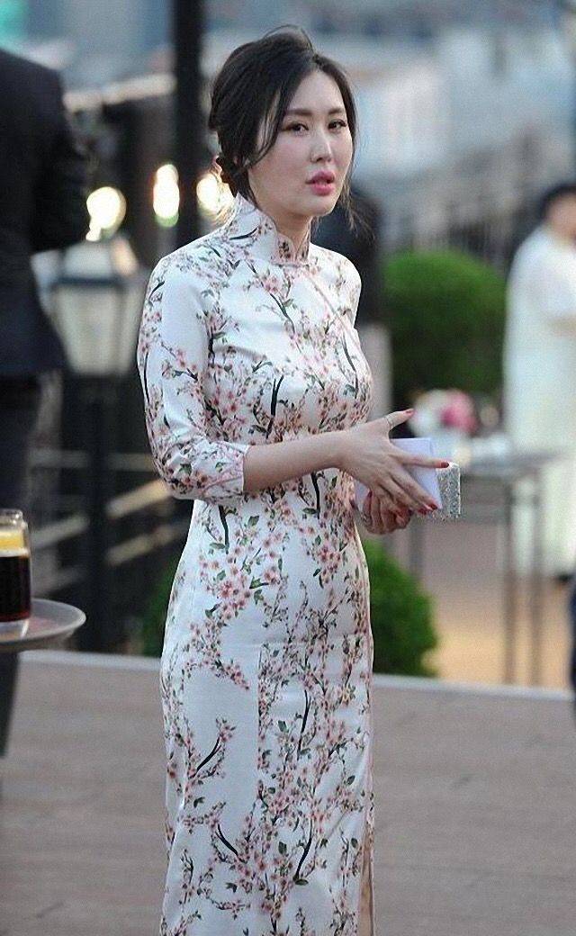 整体 田朴珺有“贵妇”气质,穿一袭白裙连鞋子都镶钻,一看就是阔太太