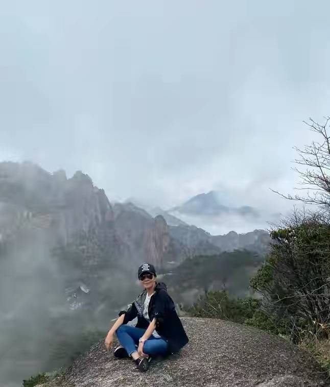 状态刘嘉玲嘴角凹陷颈纹深，这才是真实脸，不包装修图还没素人漂亮！
