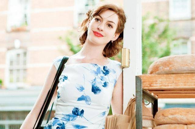 黑色 安妮·海瑟薇真的太惊艳！穿黑色西装连体裤霸气干练，美得不真实