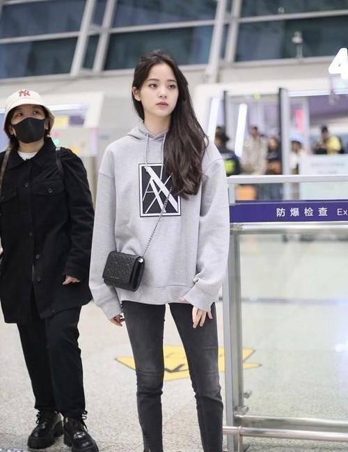 娜比 为了美拼了!欧阳娜娜冬天穿九分裤露脚踝,167身高还嫌腿不够长