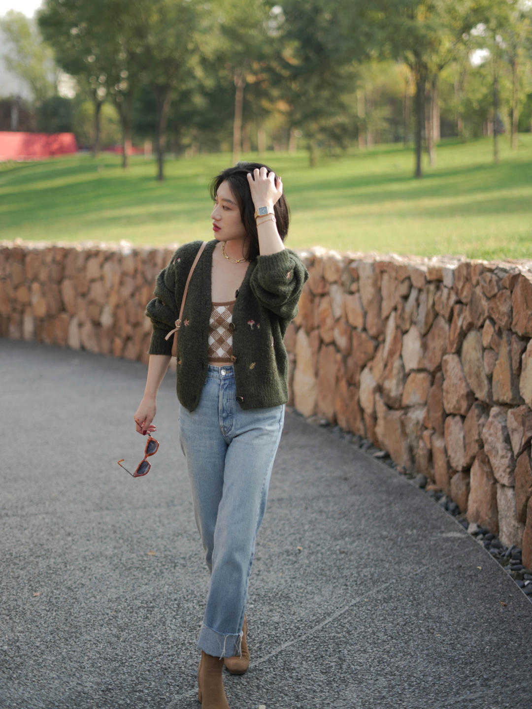 是属于 秋冬季节,针织衫还可以这样穿,保暖洋气又减龄,谁穿都好看