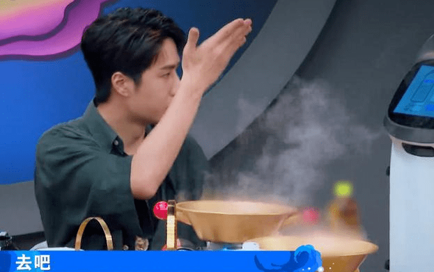 庚哥|《这就是街舞》刘宪华情绪低落，王一博、韩庚齐安慰