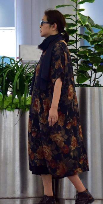 身材 倪萍穿印花裙配围巾，淡雅知性秀出成熟女人味，宽松却不臃肿