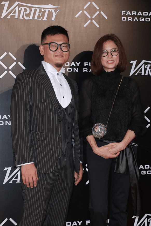 视觉 56的邵美琪瘦得有点脱相了，但气质不减，穿一身黑配波波头还挺美