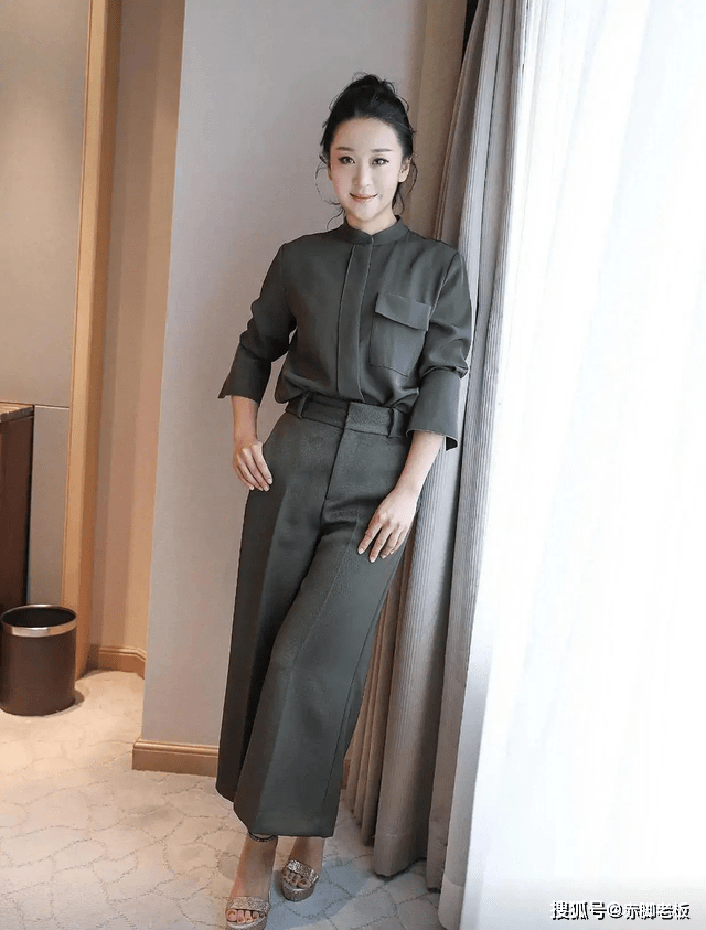 色彩 苗圃年纪越大越漂亮，穿军绿色衬衫配阔腿裤，美出新高度