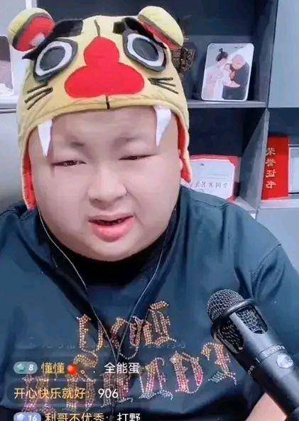 账号|百万网红因车祸去世,身世可怜从小被送人,悲惨经历惹人伶