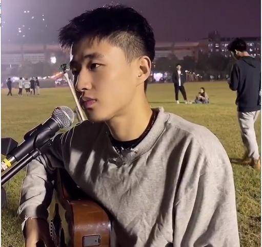 湖南高校男生清唱1988主题曲嗓音让人心动网友头发丝都帅