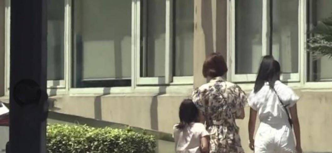 设计 马伊琍和俩女儿出门，她穿连体裤腿比女儿还要细，身材保养真不错