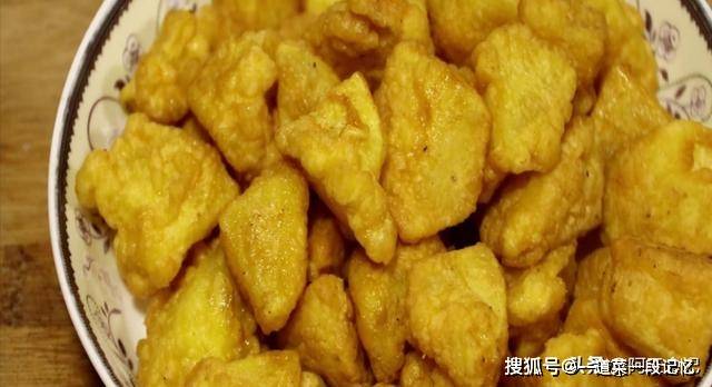 皮就行|又一道菜火了，土豆块里打入2个鸡蛋，简单一拌，出锅给肉都不换