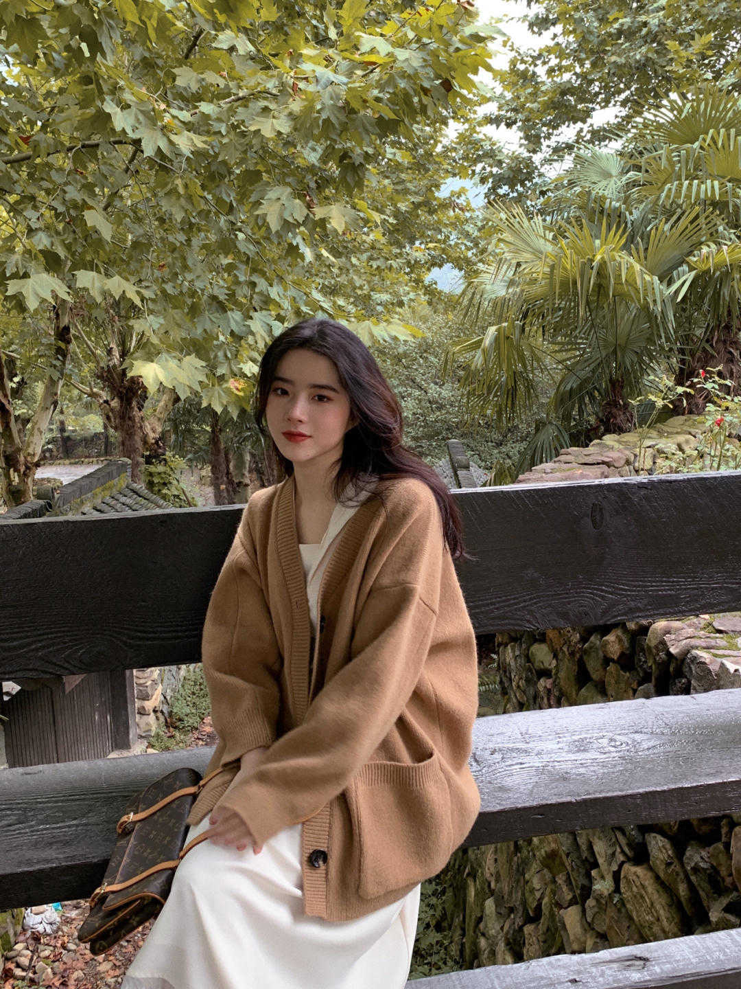 是属于 秋冬季节,针织衫还可以这样穿,保暖洋气又减龄,谁穿都好看