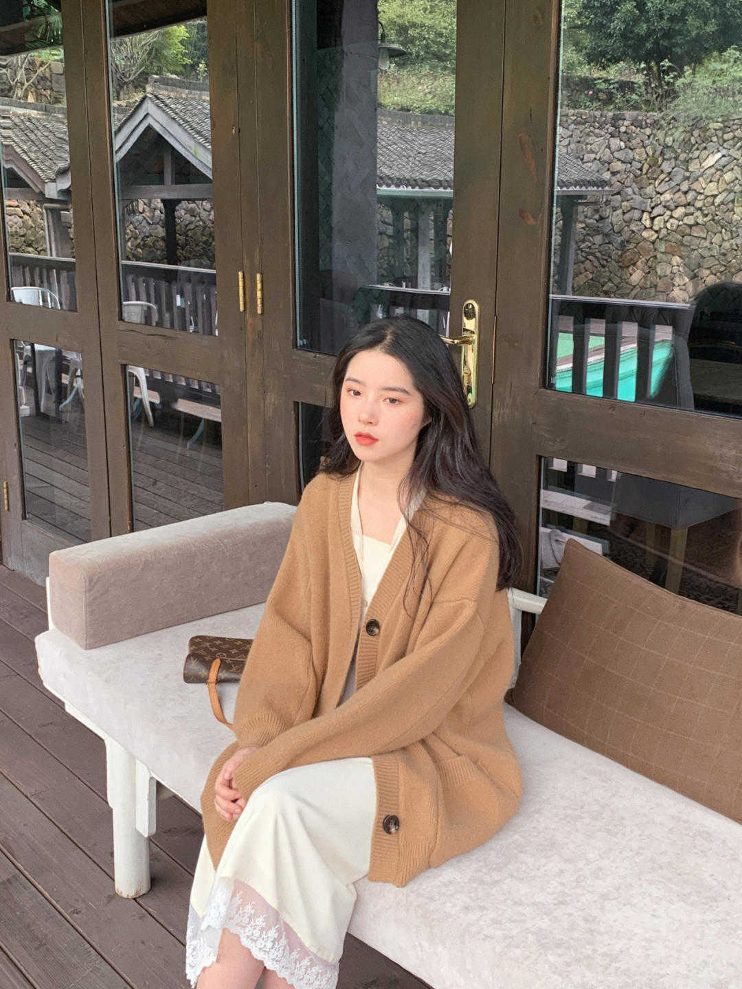 是属于 秋冬季节,针织衫还可以这样穿,保暖洋气又减龄,谁穿都好看