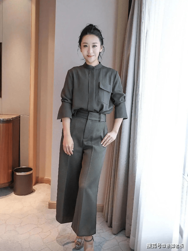 色彩 苗圃年纪越大越漂亮，穿军绿色衬衫配阔腿裤，美出新高度
