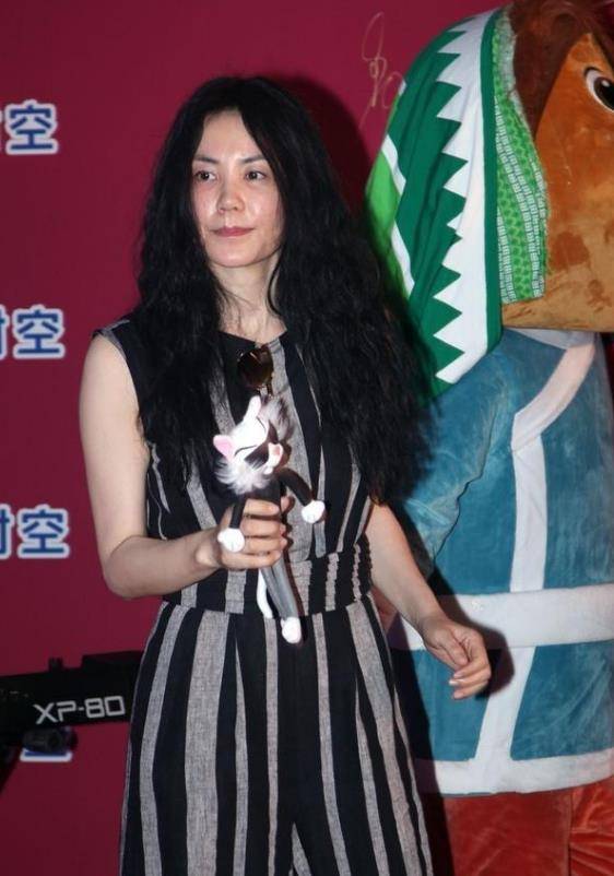 黑色 窦靖童跟王菲亮相，她烫“迪克牛仔式”卷发，下身配连体裤很霸气