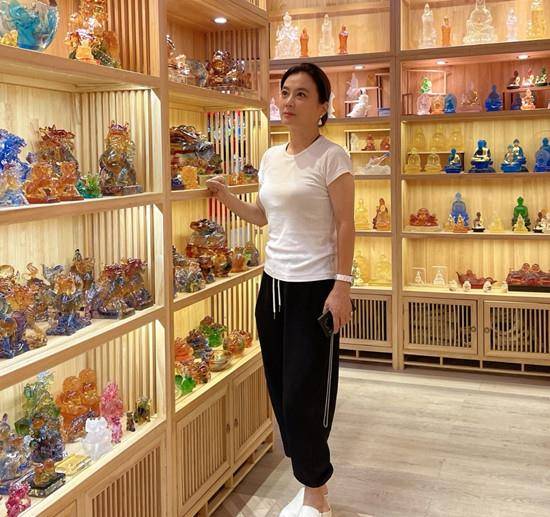 生活 58岁李玲玉真是贵族，独自遛狗生活惬意，穿黑棉衣扎丸子头好温柔