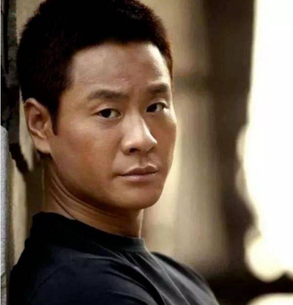 他为娶小8岁女演员,不惜抛弃结发妻子,如今49岁却无戏可拍_连奕名