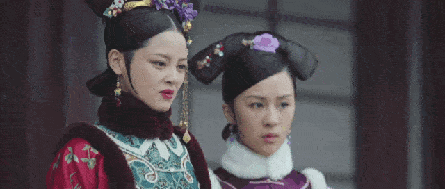 计划 辛芷蕾哪来的勇气？竟在凉鞋里面套丝袜，却硬是把土味穿成时尚