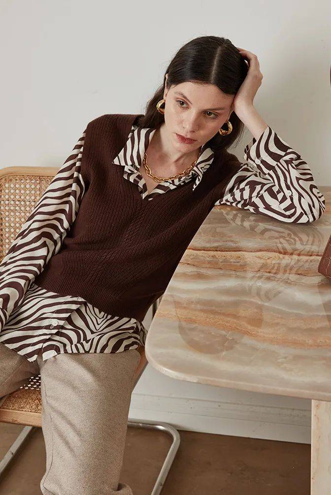 毛衣 “衬衫+毛衣”叠穿，今年秋冬这样穿真的好看死了！