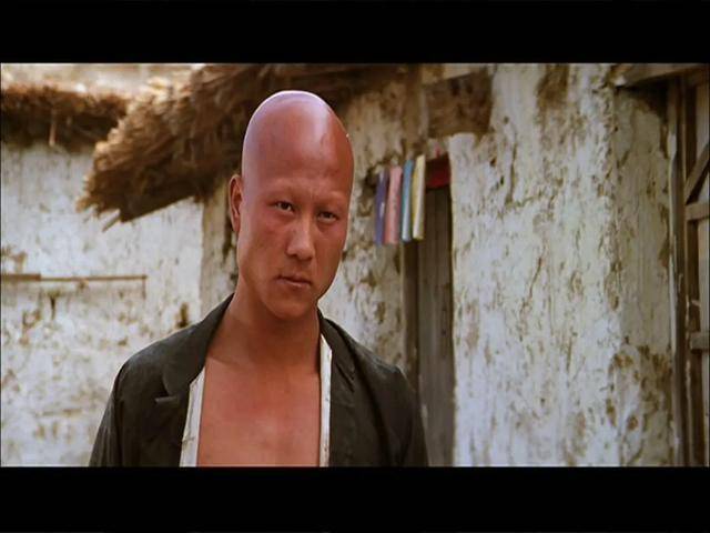 秃三炮,胡二这两个人物是电影中反差最大的,在日军没进入青杀口时,秃